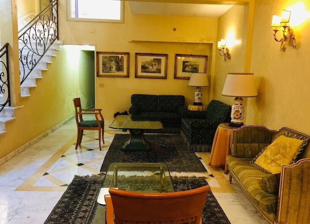 Champagne Garden Hotel 4*