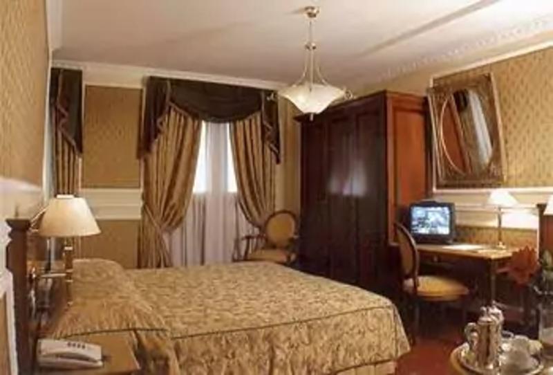 Champagne Garden Hotel 4*